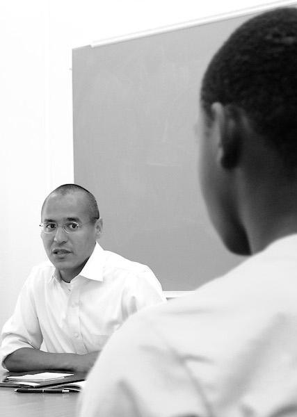 Roosevelt Montás in class